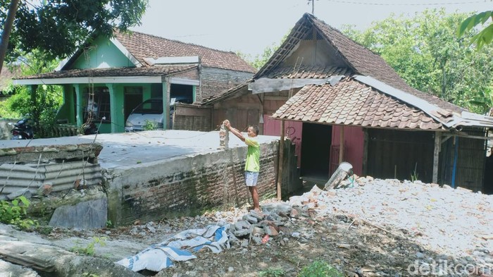 Bengkel milik Andhika di Ngawi yang kini sudah rata dengan tanah
