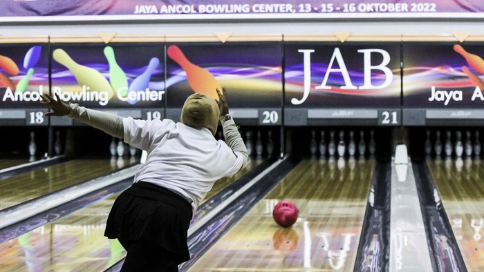 Bowling Kowani Cup 2022 Digelar di Jakarta KOWANI GELAR PERTANDINGAN BOWLING
Peserta mengikuti Pertandingan Fun Games Bowling Kowani Cup 2022 di Ancol Bowling Center, Jakarta, Kamis (13/10/22). Pertandingan diikuti organisasi anggota Kowani dari tanggal 13 oktober sampai 16 oktober 2022 dalam rangka memperingati Hari Olah Raga Nasional (HAORNAS) untuk menumbuhkan rasa kekompakan dan sportifitas dalam berkompetisi. FOTO : DWI PAMBUDO/RAKYAT MERDEKA