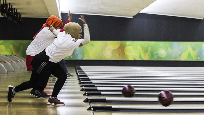 Bowling Kowani Cup 2022 Digelar di Jakarta KOWANI GELAR PERTANDINGAN BOWLING
Peserta mengikuti Pertandingan Fun Games Bowling Kowani Cup 2022 di Ancol Bowling Center, Jakarta, Kamis (13/10/22). Pertandingan diikuti organisasi anggota Kowani dari tanggal 13 oktober sampai 16 oktober 2022 dalam rangka memperingati Hari Olah Raga Nasional (HAORNAS) untuk menumbuhkan rasa kekompakan dan sportifitas dalam berkompetisi. FOTO : DWI PAMBUDO/RAKYAT MERDEKA
