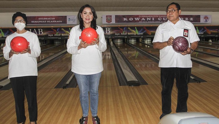 Bowling Kowani Cup 2022 Digelar di Jakarta KOWANI GELAR PERTANDINGAN BOWLING
Peserta mengikuti Pertandingan Fun Games Bowling Kowani Cup 2022 di Ancol Bowling Center, Jakarta, Kamis (13/10/22). Pertandingan diikuti organisasi anggota Kowani dari tanggal 13 oktober sampai 16 oktober 2022 dalam rangka memperingati Hari Olah Raga Nasional (HAORNAS) untuk menumbuhkan rasa kekompakan dan sportifitas dalam berkompetisi. FOTO : DWI PAMBUDO/RAKYAT MERDEKA
