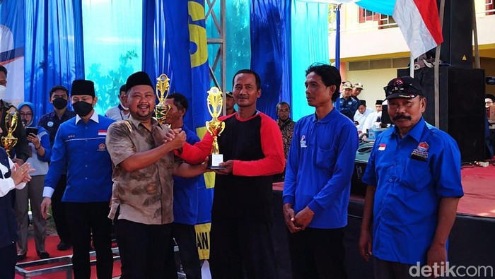 Bupati Fandi Akhmad Yani menyerahkan piala ke pemenang lomba dayung