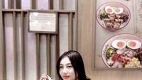 Tak melulu tampil seksi, Pamela tetap cantik meski pakai pakaian tertutup. Ini posenya saat menghabiskan ramen khas Jepang di restoran langganannya. Foto: Instagram @pamelasafitri