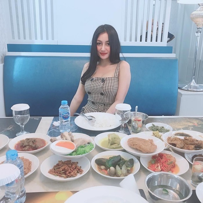 Cantik dan Seksi, Pamela Safitri yang Hobi Makan Sushi Cantik dan Seksi, Pamela Safitri yang Hobi Makan Sushi