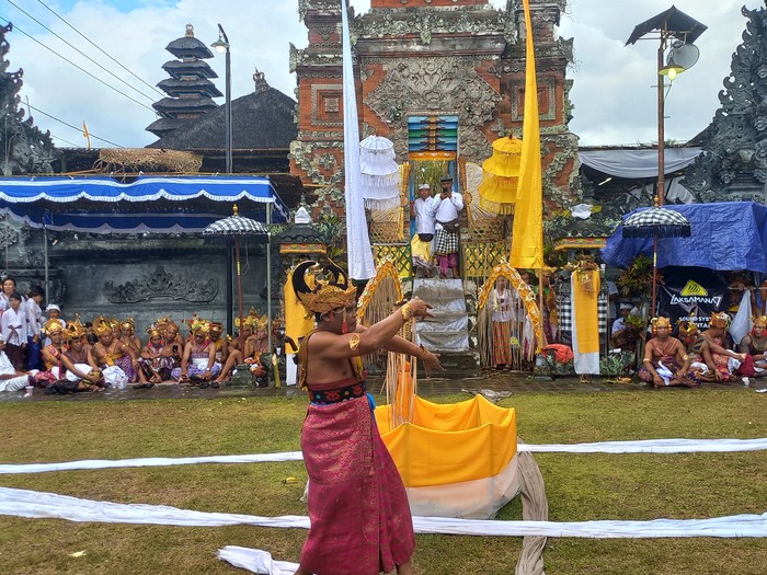 Desa Adat Padangbulia, Buleleng, Bali, kembali menggelar tradisi ngigel desa atau tarian desa, Rabu (12/10/2022). Para lelaki di desa adat setempat tampak berlenggak-lenggok menari dengan gerakan yang tak teratur.
