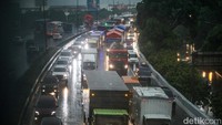 Cuaca di jalanan sedang terpantau hujan deras.