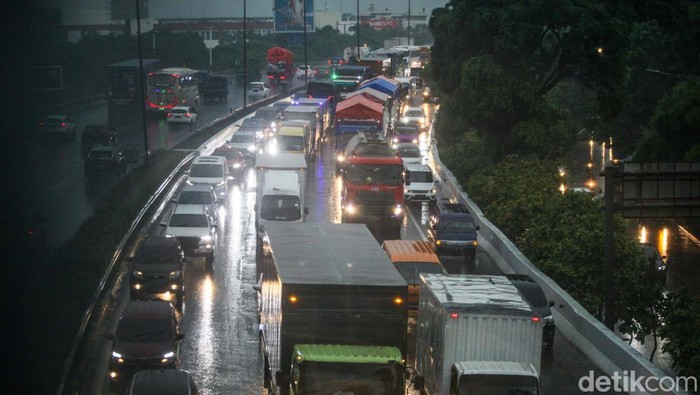 Hujan deras mengguyur sejumlah kawasan di Jakarta sore ini. Tol JORR yang mengarah ke Fatmawati terpantau macet.