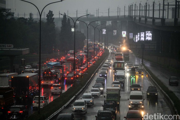 Hujan deras mengguyur sejumlah kawasan di Jakarta sore ini. Tol JORR yang mengarah ke Fatmawati terpantau macet.