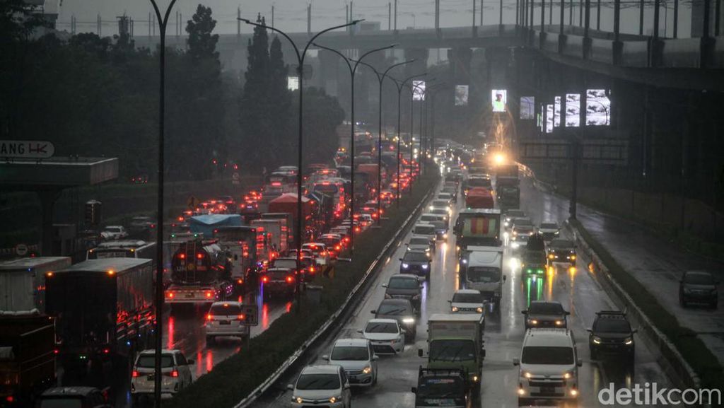 Hujan Jelang Buka Puasa, Lalu Lintas di Jakarta Macet di Sana-sini