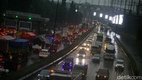 Kemacetan diperkiaran akan terjadi hingga malam karena bertepatan dengan jam pulang kantor.