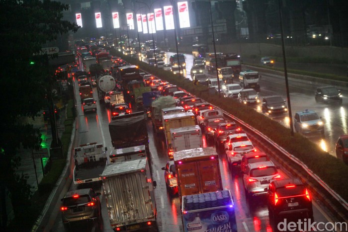 Hujan deras mengguyur sejumlah kawasan di Jakarta sore ini. Tol JORR yang mengarah ke Fatmawati terpantau macet.
