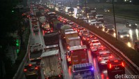 Lalin Tol JORR arah Fatmawati, Jakarta Selatan, terpantau macet pada hari Kamis (13/10/2022) pukul 16.30 WIB.