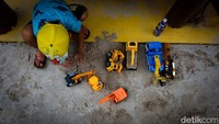 Anak-anak juga bisa bermain mobil-mobil dengan pasir di taman tersebut.