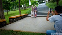 Selain menikmati taman, warga juga bisa berfoto-foto di taman yang asri.
