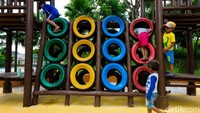 Anak-anak tampak asyik bermain di salah satu spot taman.