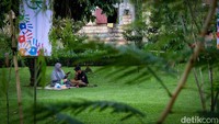 Taman Delonix tampak asri. Warga diharapkan menjaga kebersihan taman. 