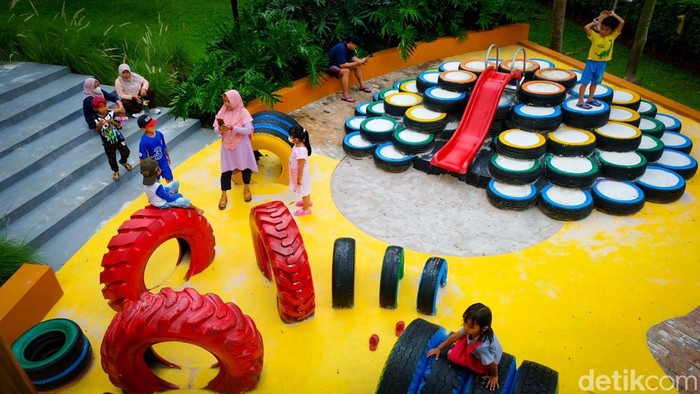 Taman Delonix di Jaktim menjadi salah satu dari 100 Taman Maju Bersama (TMB) yang diresmikan Gubernur DKI Anies Baswedan. Tempat ini cocok jadi spot refreshing.