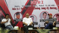 (Kiri-kanan) Sekjen PENA 98 yang juga Anggota DPR Fraksi PDI Perjuangan Adian Napitupulu, Anggota Dewan Pertimbangan Presiden (Wantimpres) Sidarto Danusubroto, politikus dan aktivis Bursah Zanubi, Ketua Umum PMKRI Tri Natalia Urada dan Ketua Umum PMII Muhammad Abdul Syukri saat menjadi pembicara dalam diskusi di Jakarta, Kamis (13/10/2022).