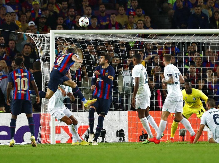 Barcelona's Robert Lewandowski, second left, scores his side's third goal during the Champions League Group C soccer match between Barcelona and Inter Milan at the Camp Nou stadium in Barcelona, Spain, Wednesday, Oct. 12, 2022. (AP Photo/Joan Monfort)