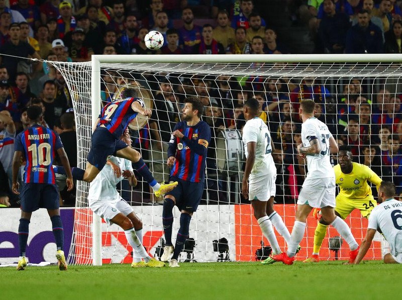 Barcelona's Robert Lewandowski, second left, scores his side's third goal during the Champions League Group C soccer match between Barcelona and Inter Milan at the Camp Nou stadium in Barcelona, Spain, Wednesday, Oct. 12, 2022. (AP Photo/Joan Monfort)