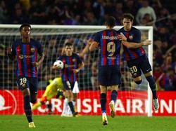 Barcelona kemudian tampil menekan memburu gol penyama kedudukan. Usaha mereka membuahkan hasil pada menit ke-82 melalui gol dari Robert Lewandowski. Skor 2-2. AP/Joan Monfort
