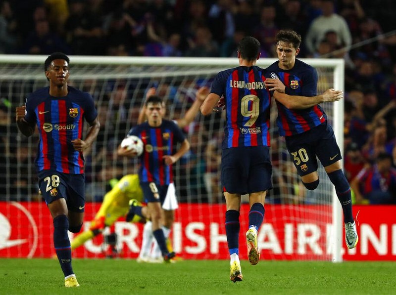 Barcelona's Robert Lewandowski, second right, celebrates with his teammates after scoring his side's second goal during the Champions League Group C soccer match between Barcelona and Inter Milan at the Camp Nou stadium in Barcelona, Spain, Wednesday, Oct. 12, 2022. (AP Photo/Joan Monfort)