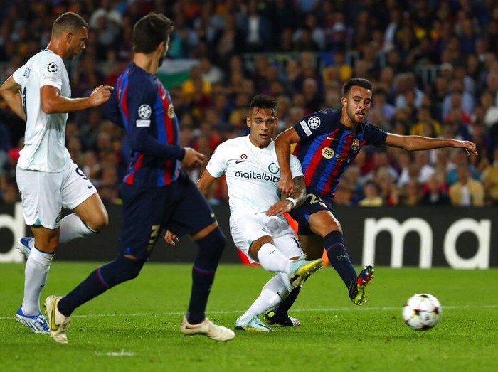 Inter Milan's Lautaro Martinez, second right, scores his side's second goal during the Champions League Group C soccer match between Barcelona and Inter Milan at the Camp Nou stadium in Barcelona, Spain, Wednesday, Oct. 12, 2022. (AP Photo/Joan Monfort)