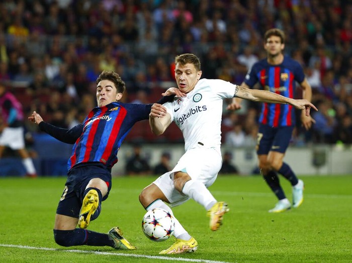 Inter Milan's Nicolo Barella, right, scores his side's opening goal during the Champions League Group C soccer match between Barcelona and Inter Milan at the Camp Nou stadium in Barcelona, Spain, Wednesday, Oct. 12, 2022. (AP Photo/Joan Monfort)