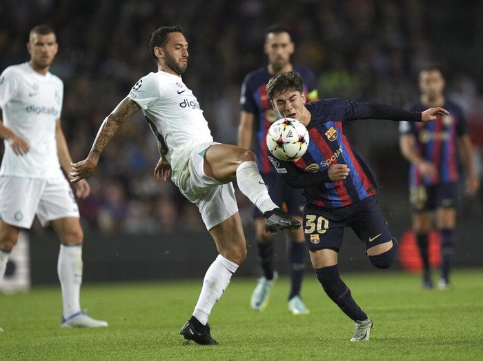 Barcelona's Gavi, right, chases the ball during the Champions League Group C soccer match between Barcelona and Inter Milan at the Camp Nou stadium in Barcelona , Spain, Wednesday, Oct. 12, 2022. (AP Photo/Emilio Morenatti)