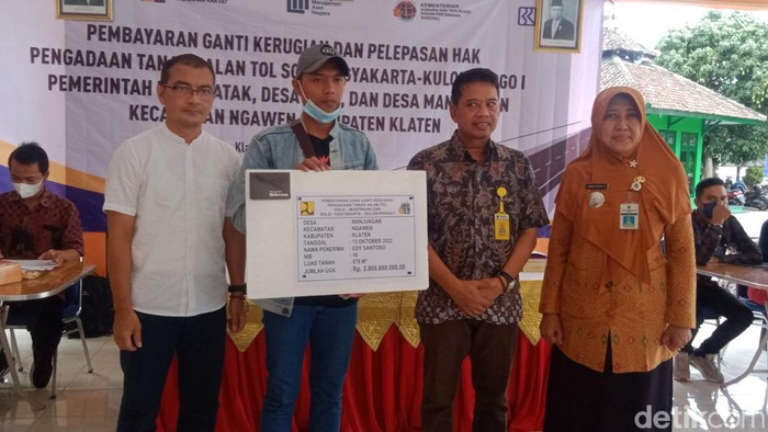 Edy Santoso menerima pembayaran UGR Tol Jogja-Solo, Kamis (13/10/2022).