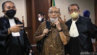Mantan Dirut Taspen Life Maryoso Sumaryono didakwa melakukan korupsi hingga membuat negara merugi sebesar Rp 133 miliar. Jaksa penuntut umum (JPU) menyebut Maryoso bersekongkol dengan Dirut PT PRM Amar Maaruf dan Ultimate Beneficial Owner PT PRM Hasti Sriwahyuni agar Taspen Life melakukan investasi pada medium term note (MTN) Prioritas Finance 2017 yang tidak memiliki peringkat melalui wadah investasi KPD yang dikelola oleh Manajer Investasi PT Emco Asset Management.