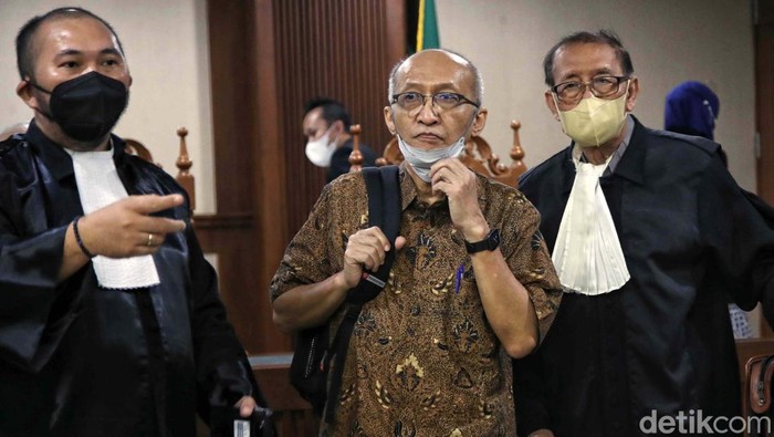 Mantan Dirut Taspen Life Maryoso Sumaryono menjalani sidang di Pengadilan Tipikor Jakarta. Maryoso didakwa melakukan korupsi Rp 133 miliar.