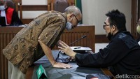 Maryoso didakwa telah memperkaya diri sendiri dan memperkaya Hasti Sriwahyuni sebesar Rp 94 miliar. Perbuatan Maryoso juga membuat negara merugi Rp 133 miliar.