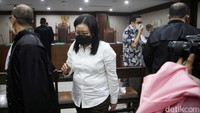 Para terdakwa meninggalkan ruang sidang.