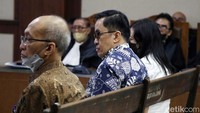 (Kiri-kanan) Eks Direktur Utama Taspen Life Maryoso Sumaryono, Dirut PT PRM Amar Maruf dan Ultimate Beneficial Owner PT PRM Hasti Sriwahyuni saat menjalani sidang dakwaan kasus korupsi asuransi Taspen Life di Pengadila Tipikor, Jakarta Pusat, Kamis (13/10/2022).