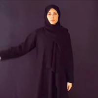 Dalam video, Elnaaz awalnya mengenakan busana serba hitam lengkap dengan kerudung burqa. Ia menanggalkan satu per satu baju yang dipakainya. Selagi berdiri, wanita 30 tahun itu mulai dari hijab, gamis, kemeja, crop top, celana jeans, bra hingga akhirnya tersisa celana dalam.Foto: Instagram Elnaaz Norouzi