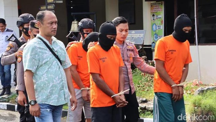 Empat dari enam perampok pedagang emas di Agam, Sumbar ditangkap polisi.