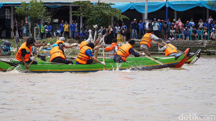 Festival lomba perahu dayung di Gresik