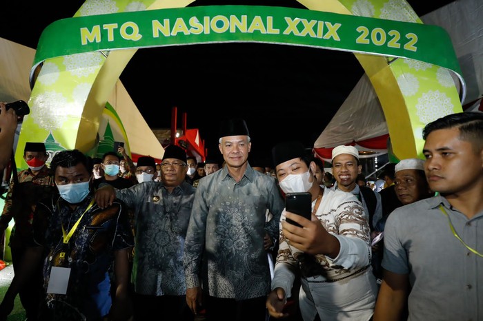 Gubernur Jawa Tengah (Jateng) Ganjar Pranowo mengapresiasi pembukaan Musabaqoh Tilawatil Qur’an (MTQ) Nasional ke-29 tahun 2022 di Kiram Park, Kabupaten Banjar, Kalimantan Selatan, Rabu (13/10).