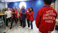Usai pertemuan, mereka berfoto bersama.