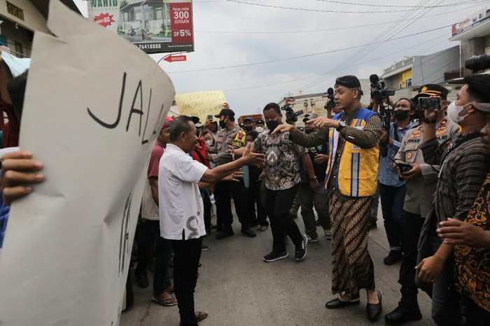 Gubernur Jawa Tengah Ganjar Pranowo menemui warga yang berunjuk rasa saat peresmian Flyover Ganefo, di Mranggen, Kabupaten Demak.