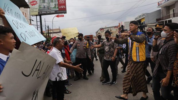 Gubernur Jawa Tengah Ganjar Pranowo saat meresmikan Flyover Ganefo Demak, Kamis (13/10/2022). Ganjar disambut warga yang protes penutupan jalan.