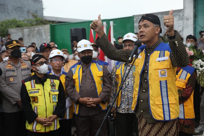 Gubernur Jawa Tengah Ganjar Pranowo saat meresmikan Flyover Ganefo Demak, Kamis (13/10/2022). Ganjar disambut warga yang protes penutupan jalan.