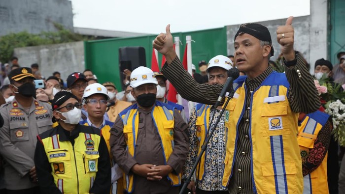Gubernur Jawa Tengah Ganjar Pranowo saat meresmikan Flyover Ganefo Demak, Kamis (13/10/2022). Ganjar disambut warga yang protes penutupan jalan.