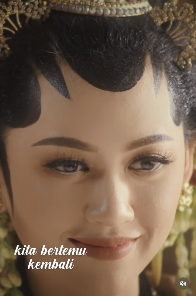 Happy Asmara sendiri saat ini berpacaran dengan pedangdut Denny Caknan yang populer dengan lagu Mendung Tanpo Udan. Tak sedikit penggemar yang mendoakan keduanya segera menikah. Foto: dok. Instagram @happy_asmara77