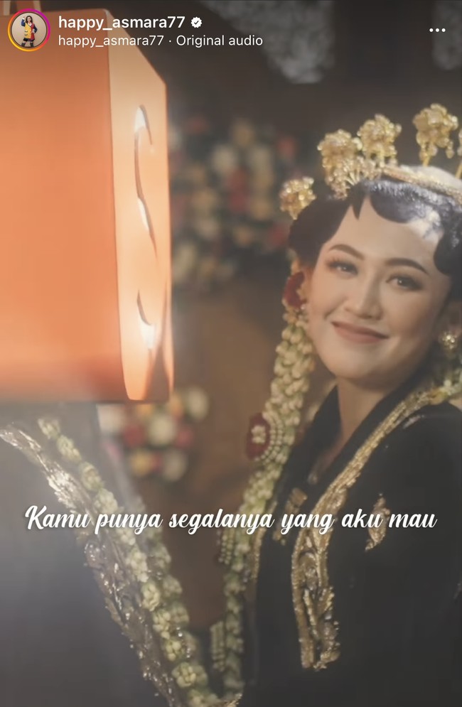 Di akhir video terungkap bahwa Happy Asmara berdandan jadi pengantin Jawa untuk iklan sebuah e-commerce. Meskipun begitu unggahannya banjir ucapan selamat dari rekan artis seperti Rossa, Fitri Carlina, Dodit Mulyanto, hingga Aldi Taher. Foto: dok. Instagram @happy_asmara77