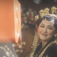 Di akhir video terungkap bahwa Happy Asmara berdandan jadi pengantin Jawa untuk iklan sebuah e-commerce. Meskipun begitu unggahannya banjir ucapan selamat dari rekan artis seperti Rossa, Fitri Carlina, Dodit Mulyanto, hingga Aldi Taher. Foto: dok. Instagram @happy_asmara77