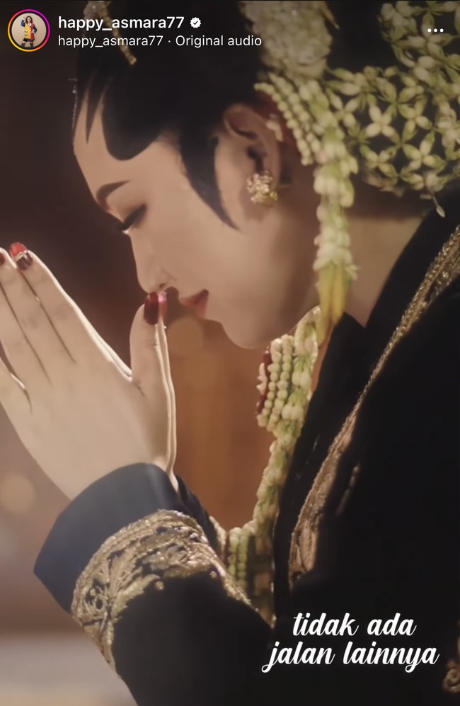 Happy Asmara pun meminta restu netizen lewat caption, “Nyuwun doa lan pangestune awakmu kabeh yo rek 🙏🏻😊”  Foto: dok. Instagram @happy_asmara77