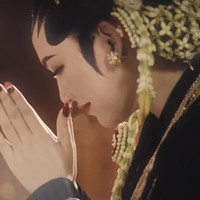 Happy Asmara pun meminta restu netizen lewat caption, “Nyuwun doa lan pangestune awakmu kabeh yo rek 🙏🏻😊”  Foto: dok. Instagram @happy_asmara77