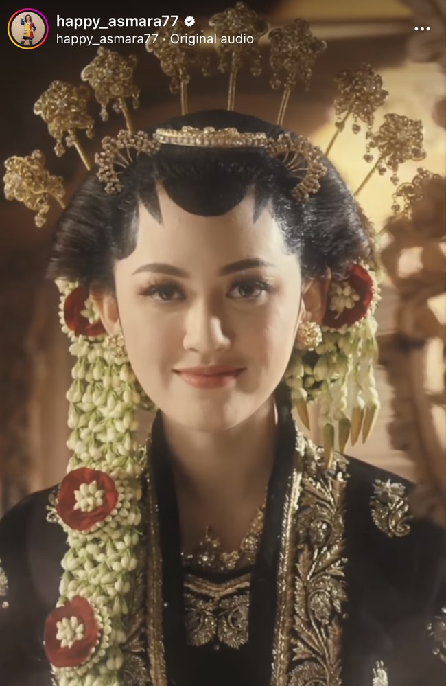 Kemudian terlihat penampilan Happy Asmara memakai baju pernikahan khas adat Jawa. Lengkap dengan paes Jawa, ronce melati, berbalut kebaya warna hitam. Foto: dok. Instagram @happy_asmara77