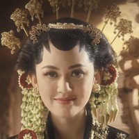 Kemudian terlihat penampilan Happy Asmara memakai baju pernikahan khas adat Jawa. Lengkap dengan paes Jawa, ronce melati, berbalut kebaya warna hitam. Foto: dok. Instagram @happy_asmara77